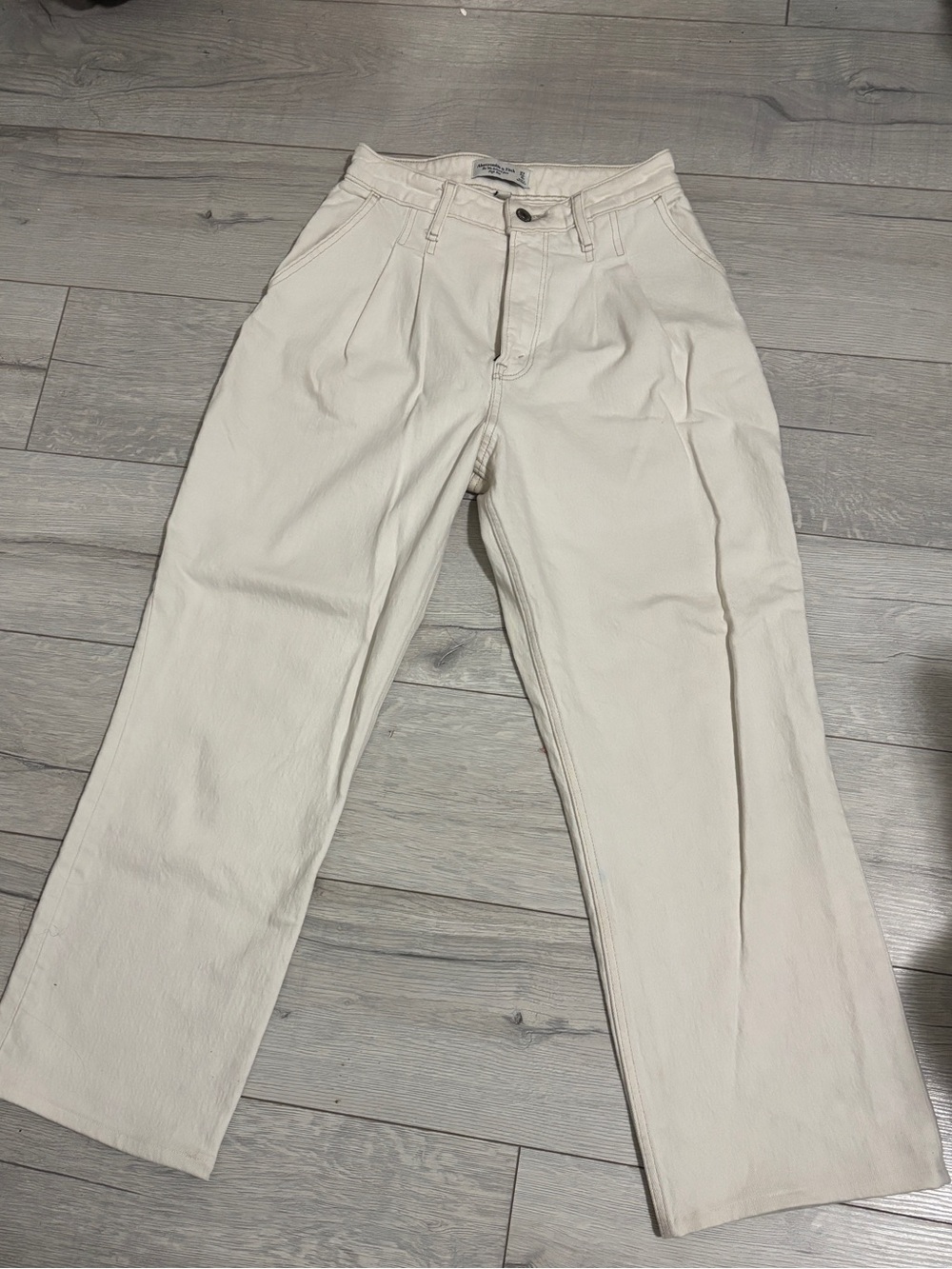 Abercrombie Women’s pleated 90’a relaxed fit cream jeans